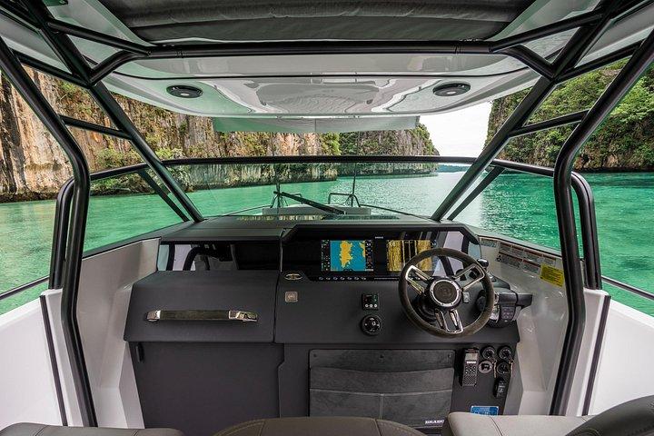 サントリーニ島でのプライベート Axopar 37 モーターヨット クルーズ（スナックとドリンク付き）
