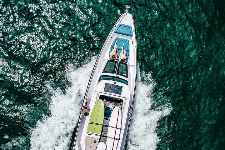 サントリーニ島でのプライベート Axopar 37 モーターヨット クルーズ（スナックとドリンク付き）