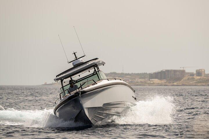 サントリーニ島でのプライベート Axopar 37 モーターヨット クルーズ（スナックとドリンク付き）