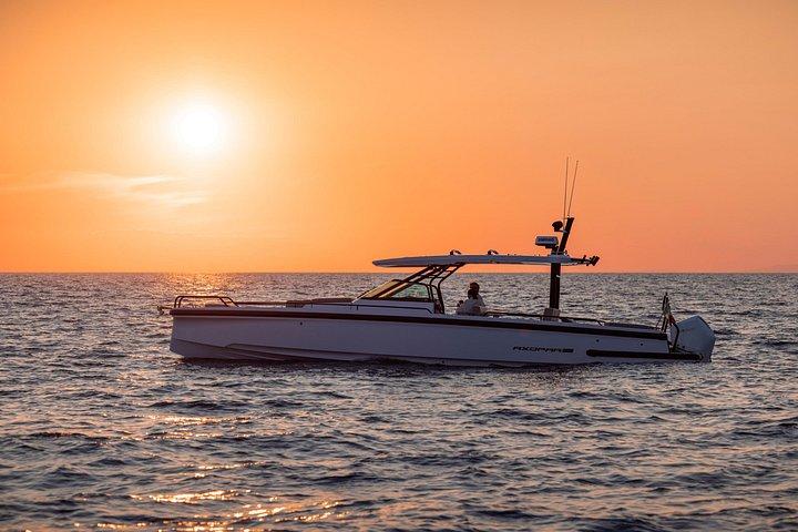 サントリーニ島でのプライベート Axopar 37 モーターヨット クルーズ（スナックとドリンク付き）