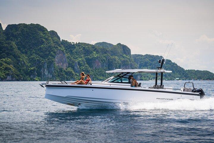 サントリーニ島でのプライベート Axopar 37 モーターヨット クルーズ（スナックとドリンク付き）