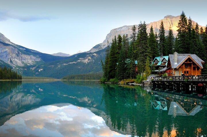 8 paradas icónicas. 12 asientos cómodos. Vea el mejor de Banff en primera clase.
