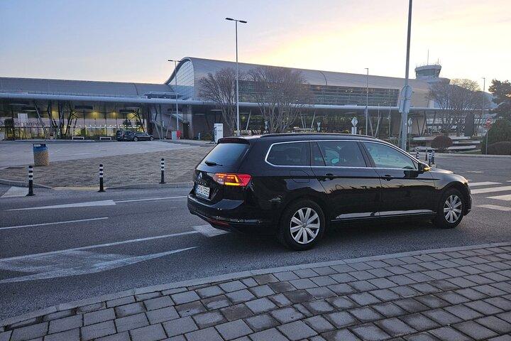 Privétransfer van de luchthaven van Podgorica of de stad naar de luchthaven van Tirana