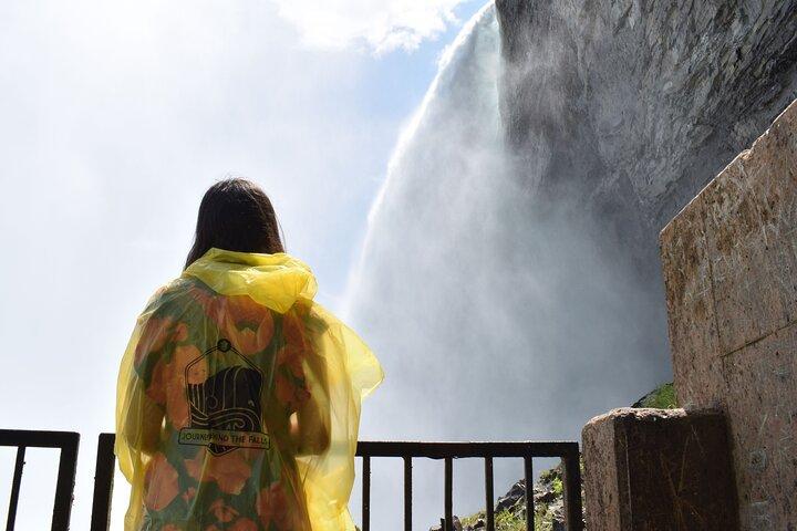 Best of Niagara Falls Bus Tour: Boat, Behind the Falls & Skylon