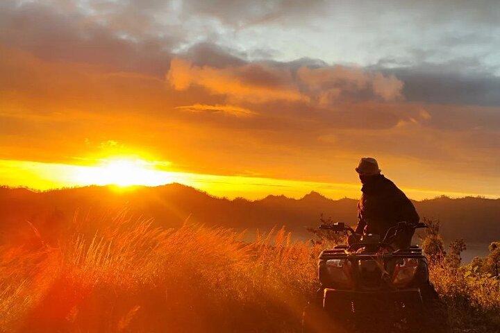 プライベート バトゥール山日の出クワッド ATV バイク ツアー
