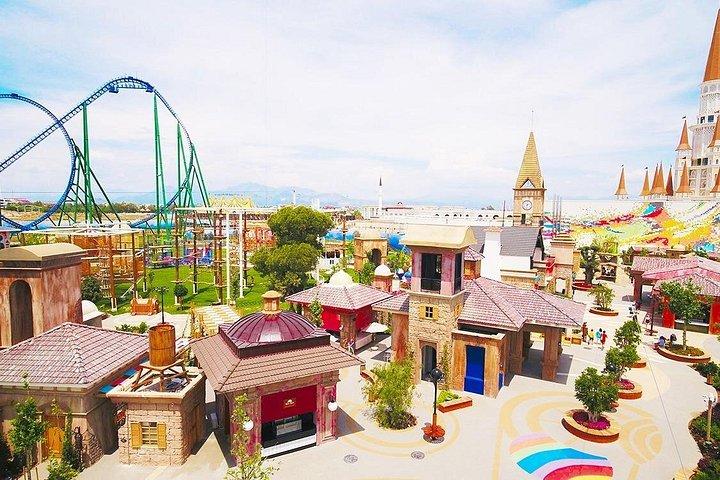 ランド・オブ・レジェンズのナイトショーまたはテーマパークへのプライベート送迎
