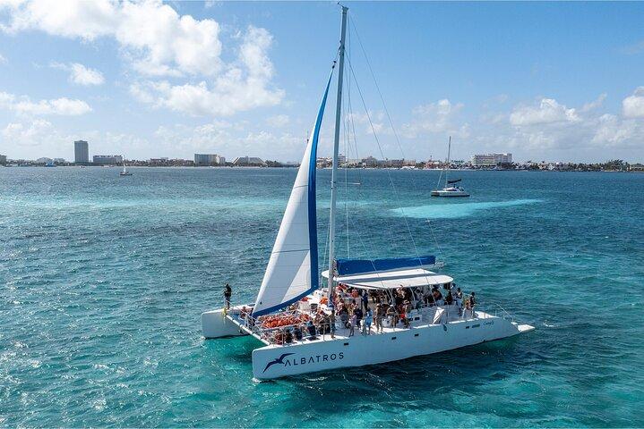 Catamarán de Cancún a Isla Mujeres con Snorkel y Club de Playa