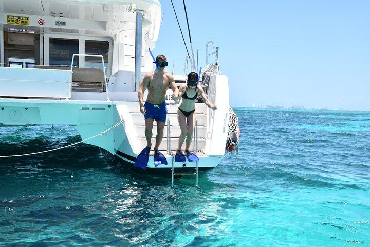 カンクンからイスラ・ムヘーレス島へのカタマラン船、シュノーケルとビーチクラブ付き