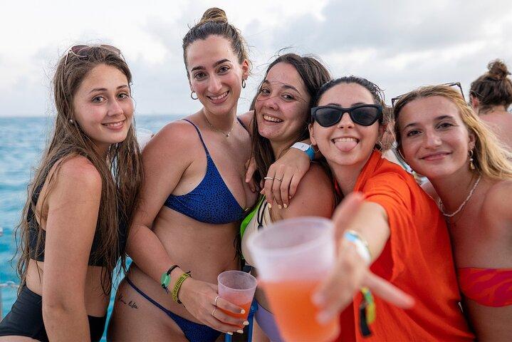 カンクンからイスラ・ムヘーレス島へのカタマラン船、シュノーケルとビーチクラブ付き