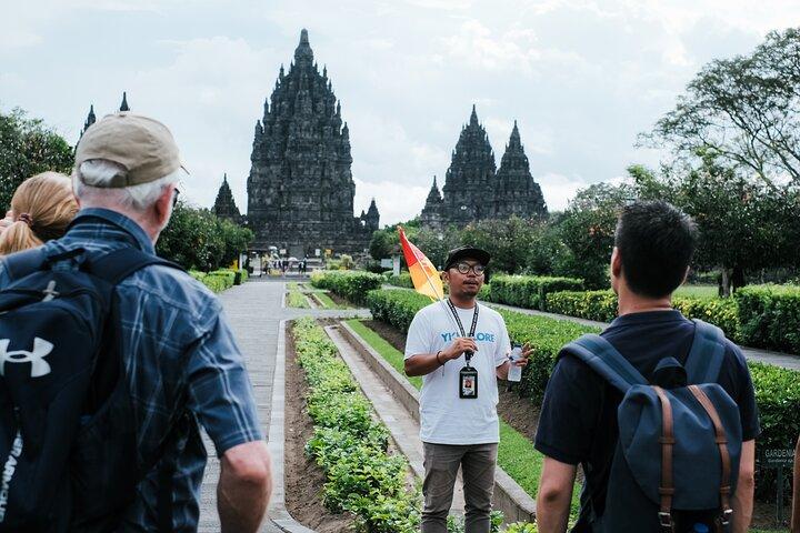 Tour compartido de subida a Yogyakarta Borobudur y templos de Prambanan