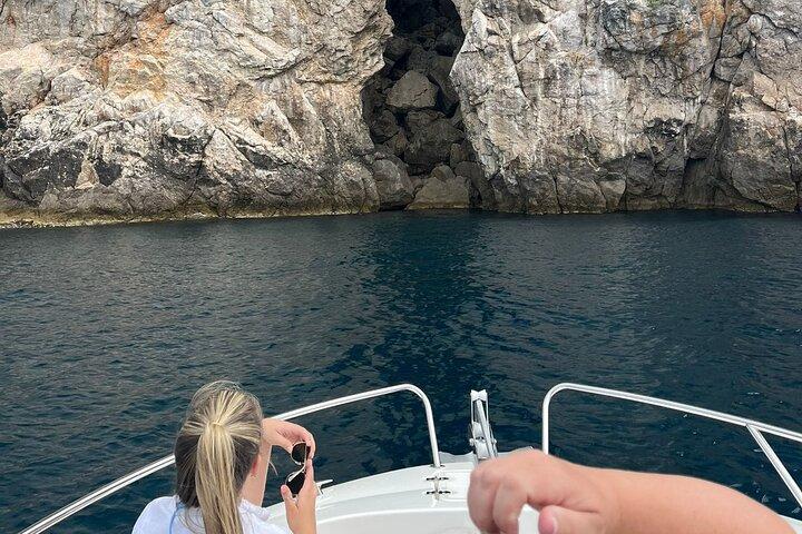 CAVERNA AZUL E ILHAS ELAPHITI 4 HORAS DE passeio de barco com TUDO INCLUÍDO