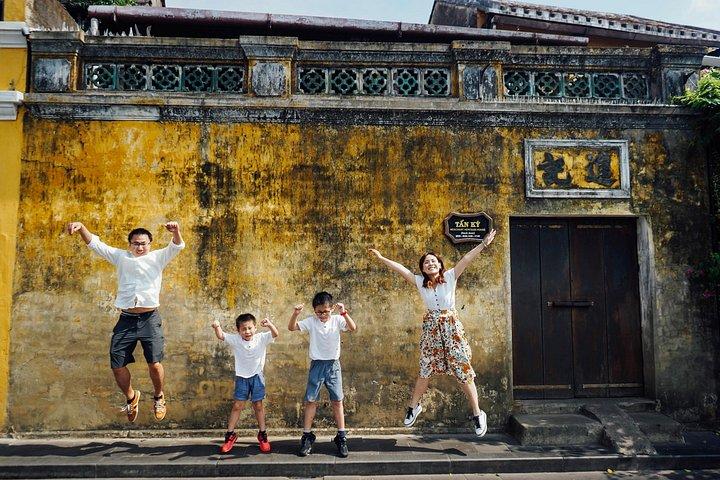 地元の写真家とホイアン家族の写真撮影