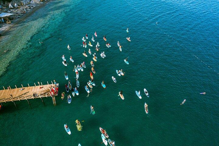 アンタルヤでの地中海アドベンチャー SUP サーフィン