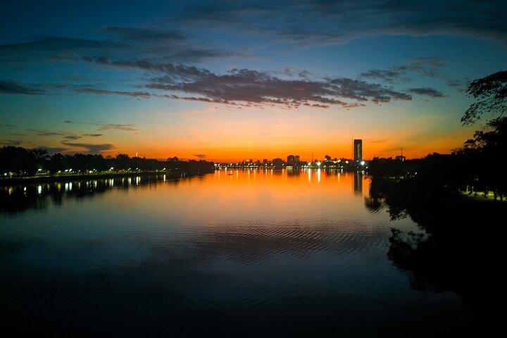 Aldeias da cidade de Hue e ciclismo ao nascer do sol na lagoa
