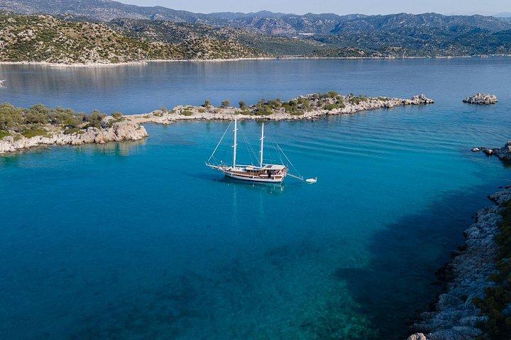 トルコを航海：ケコヴァ島経由カスからデムレへのグレットクルーズ