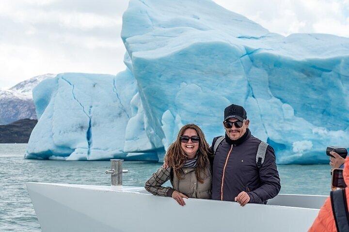 エル・カラファテ発「トド氷河」観光氷河船ツアー