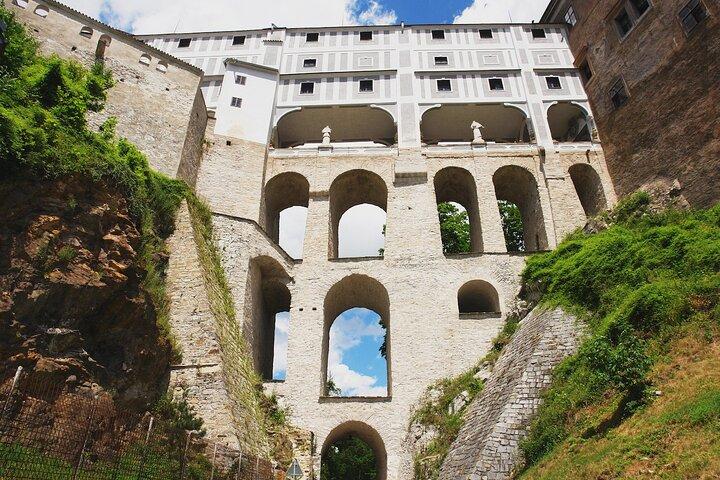 プラハ発、おとぎ話の街チェスキー・クルムロフへの贅沢な日帰り旅行