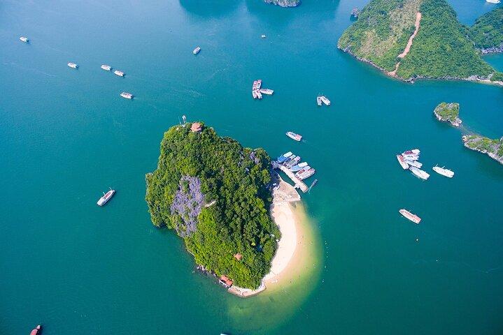 Crucero de un día por la bahía de Halong Premium Arcady : buffet, cuevas, playa y vino