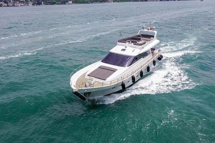 Istanbul: Private Bosphorus Tour On Luxury Yatch