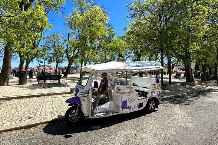 Tour privato in Tuk Tuk di Alfama: il quartiere più antico di Lisbona (2 ore)