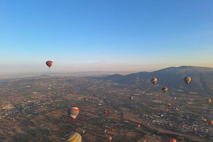 Ballonvaart met ontbijt in een natuurlijke grot (buffetoptie)