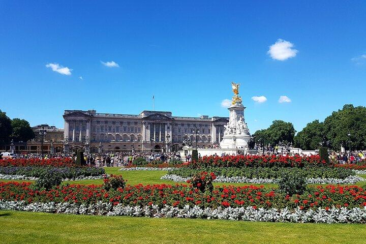 Visite privée de la royauté britannique avec relève de la garde !
