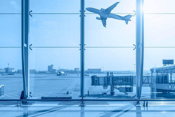 ラフィナ港からアテネ空港へのプライベート送迎（ミート＆グリート付き）