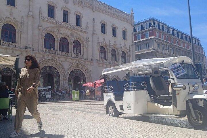 Tour Privado de Tuktuk em Lisboa com Degustações de Comida e Vinho