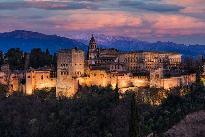 Nachttour durch die Alhambra und die Nasridenpaläste + Eintrittskarten