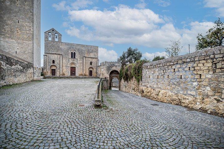 Vóór de Romeinen De Etruskische UNESCO-site van Tarquinia vanuit de haven