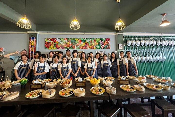 Experiencia de clase de cocina tailandesa en Bangkok con la escuela de cocina Tingly Thai