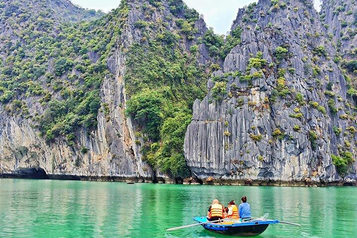 PRIVAT TUR HALONG BAY EN DAG med grotta, kajakpaddling, bambubåt