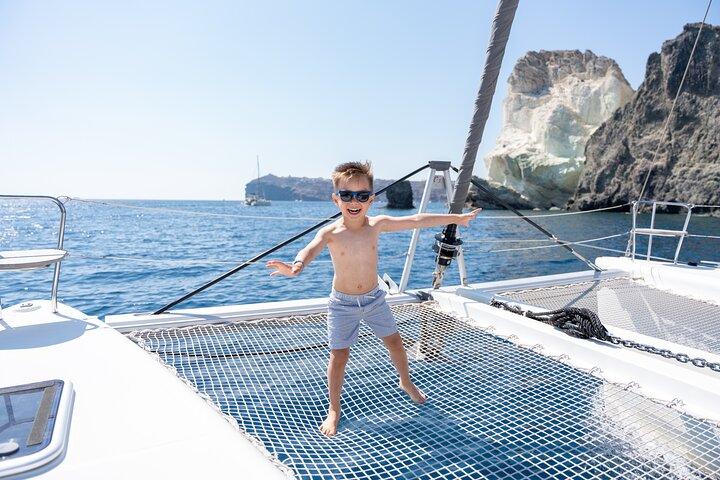 Santorini Gold Catamaran Cruise com churrasco, bebidas e hotel pickup