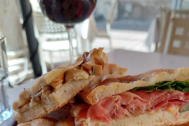Experiencia completa de almuerzo con un sumiller local en Pisa