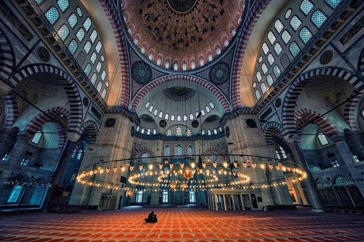 Suleyman's magnificent path: Mosques and Bazaars Tour