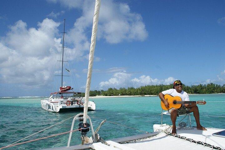 Maurice: Excursion en catamaran à l'île Aux Cerfs avec déjeuner et boissons