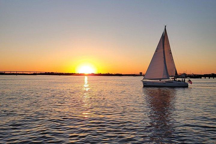 Vela privata di lusso al tramonto sul 50ft Sailing Yacht Fate BYOB
