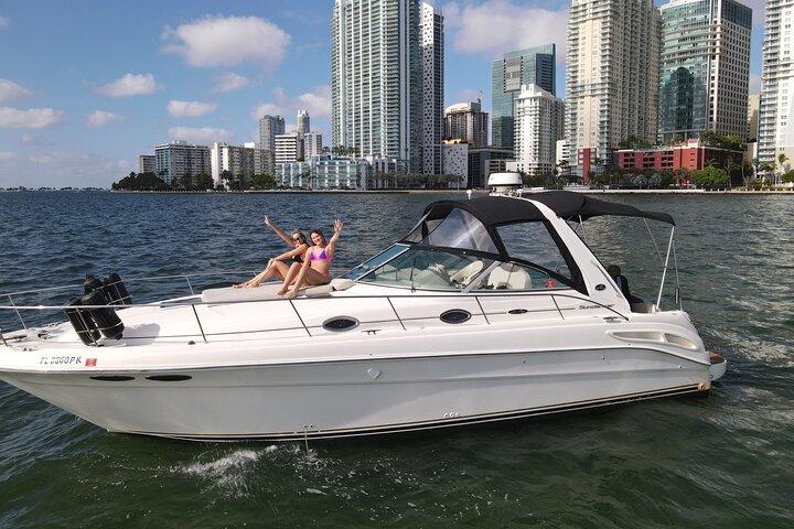 37 Fuß lange private Yachtvermietung in Miami für bis zu 12 Personen