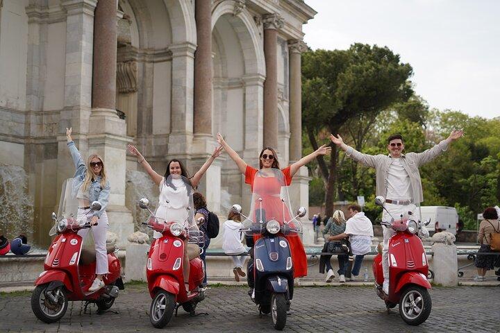 Tour in Vespa Scooter a Roma con RomeIsMyLove Pro Photo Team
