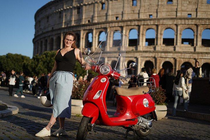 RomeIsMyLove プロ写真チームによるローマのベスパ スクーター ツアー
