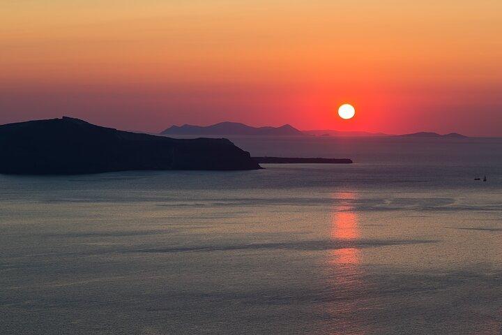 Santorini: Vulkan, heiße Quellen und Sonnenuntergang an Bord