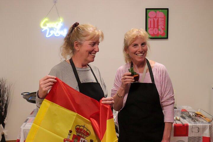 Paella Workshop met Bodemloze Sangria in het Centrum van Madrid