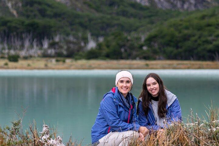 Laguna verde smeraldo di trekking