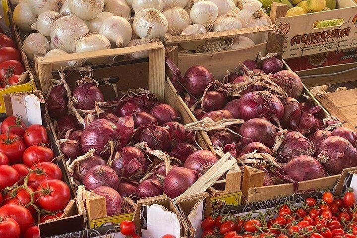 Palermo: Sicilien street food: nyd et farverigt traditionelt marked
