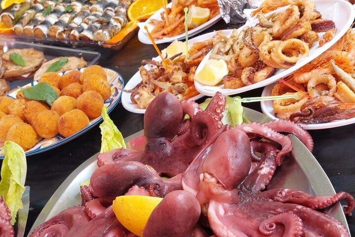 Palermo: Sicilien street food: nyd et farverigt traditionelt marked