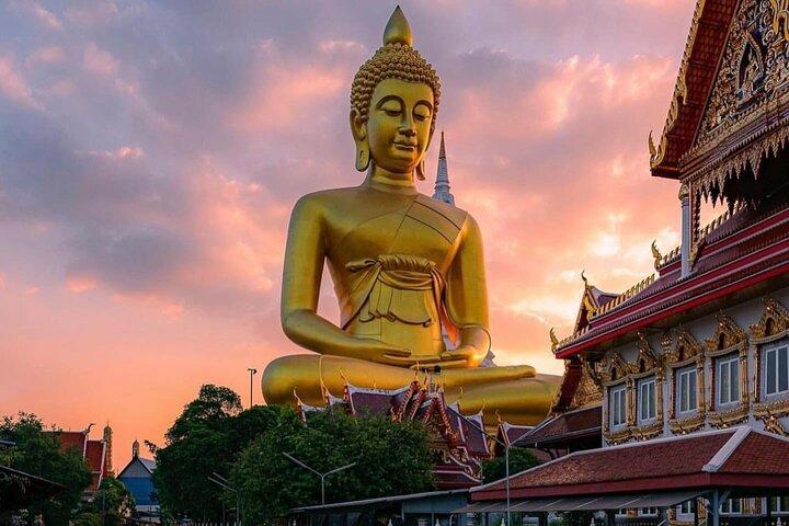 バンコク：大きな仏陀が見えるトゥクトゥク船でサンセットフードツアー