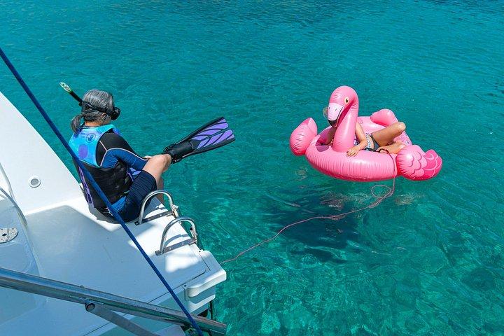 ミロス島プライベートカタマラン半日クルーズ（ランチ付き）
