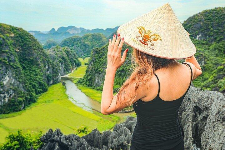 Day tour Hoa Lu, Trang An/Tam Coc with rowing boat and Mua Cave