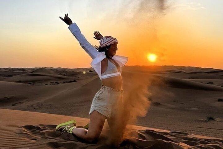 Emozionante corsa sulle dune con deliziosi barbecue e spettacoli nel campo VIP nel deserto
