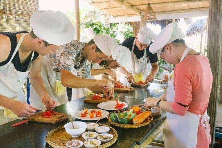 Hoi An Vegansk madlavningskursus med lokal kok og kurvebåd